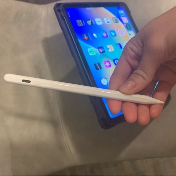 IPAD 10 USED IN GREAT CONDITION. 64GB - Picture 2 of 7